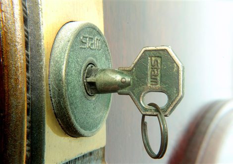 Llave abriendo una puerta en Gavà