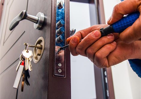 Cerrajero trabajando sobre una cerradura de puerta en Gavà